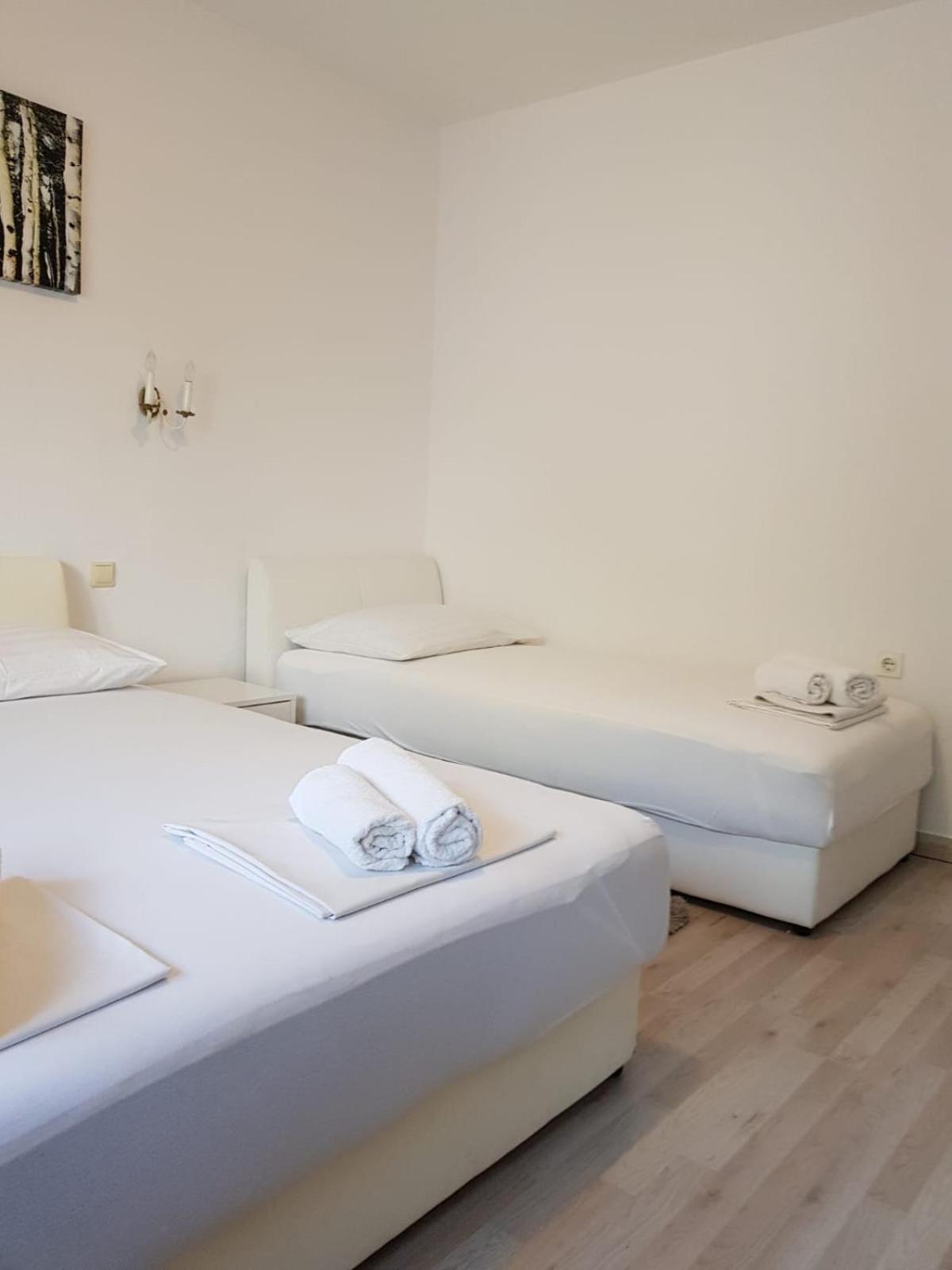 Apartmani Jureta Okrug Gornji Exterior foto