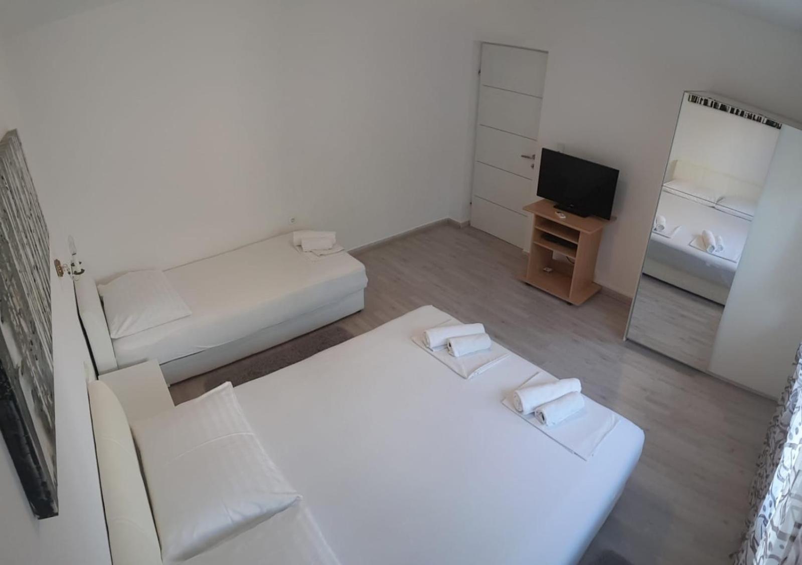 Apartmani Jureta Okrug Gornji Exterior foto