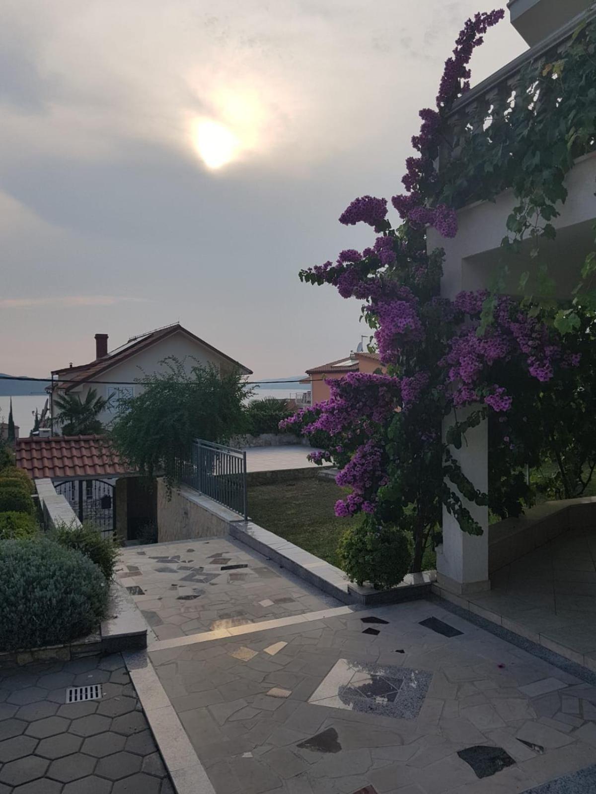 Apartmani Jureta Okrug Gornji Exterior foto