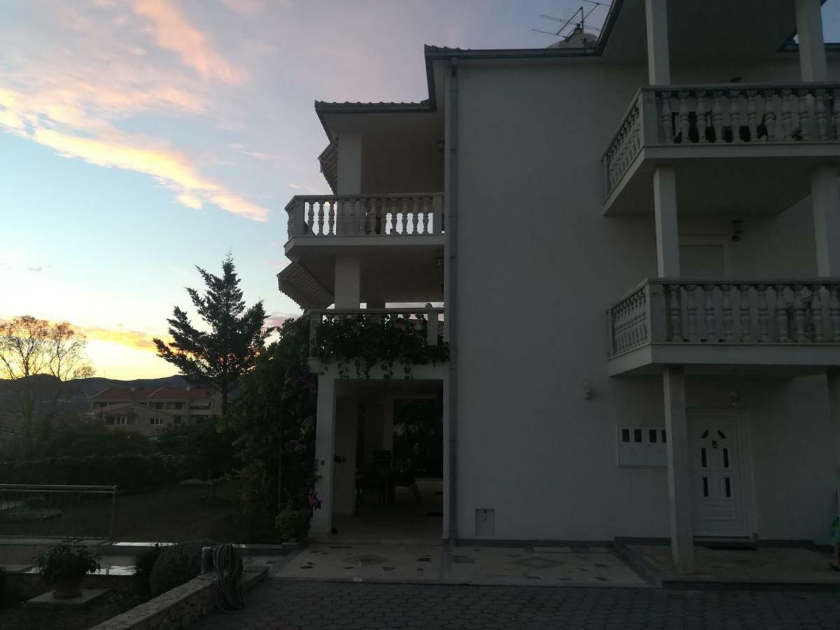 Apartmani Jureta Okrug Gornji Exterior foto