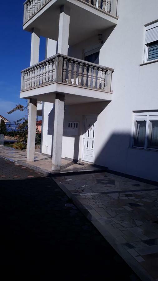 Apartmani Jureta Okrug Gornji Exterior foto