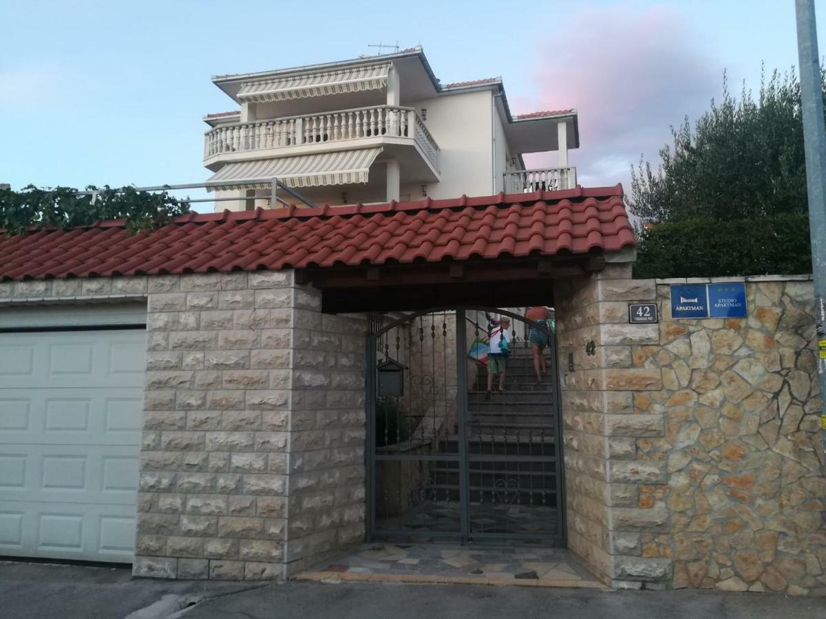 Apartmani Jureta Okrug Gornji Exterior foto