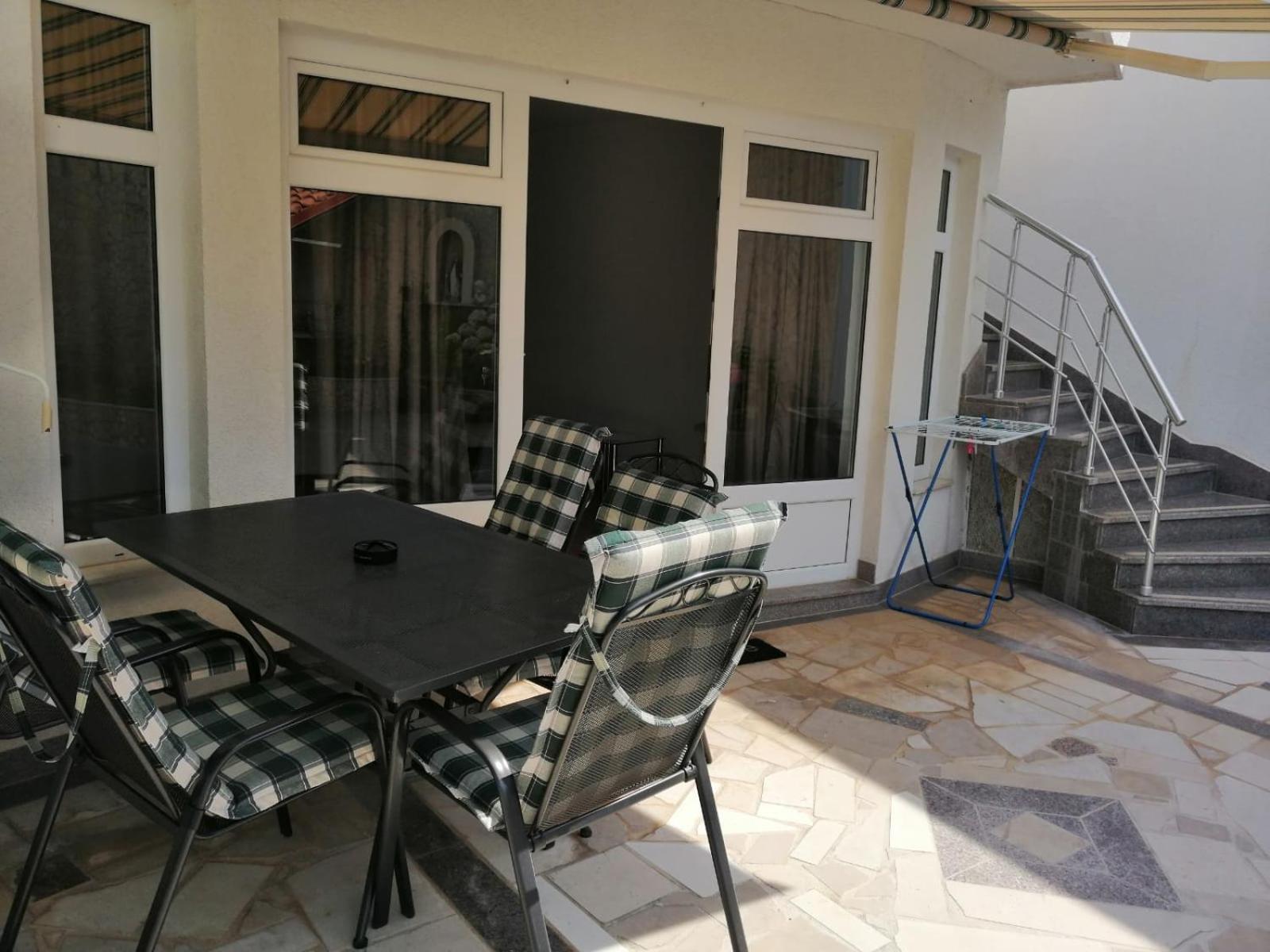 Apartmani Jureta Okrug Gornji Exterior foto