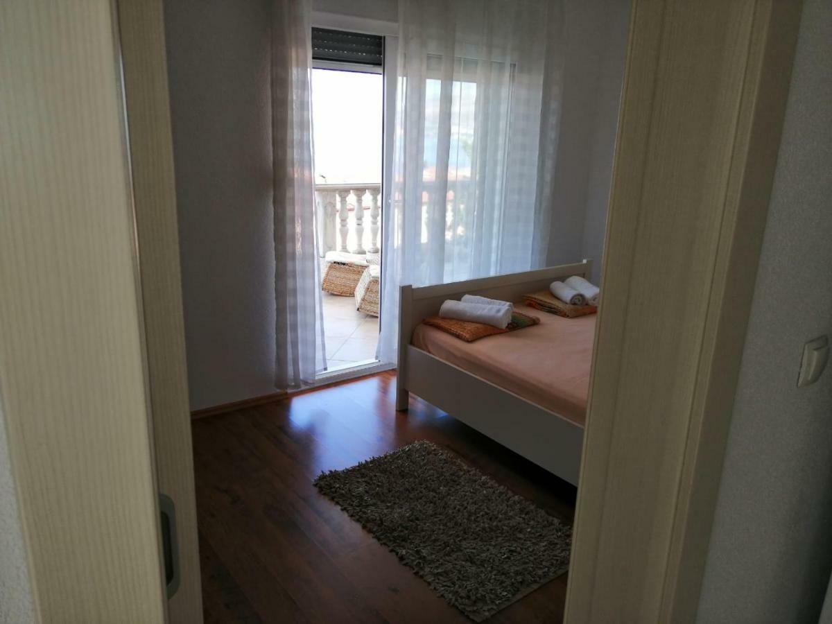 Apartmani Jureta Okrug Gornji Exterior foto